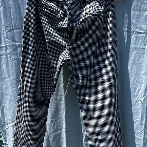 Black and white old navy capris. Pixie. Midrise. 4 regular. - Picture 2 of 7